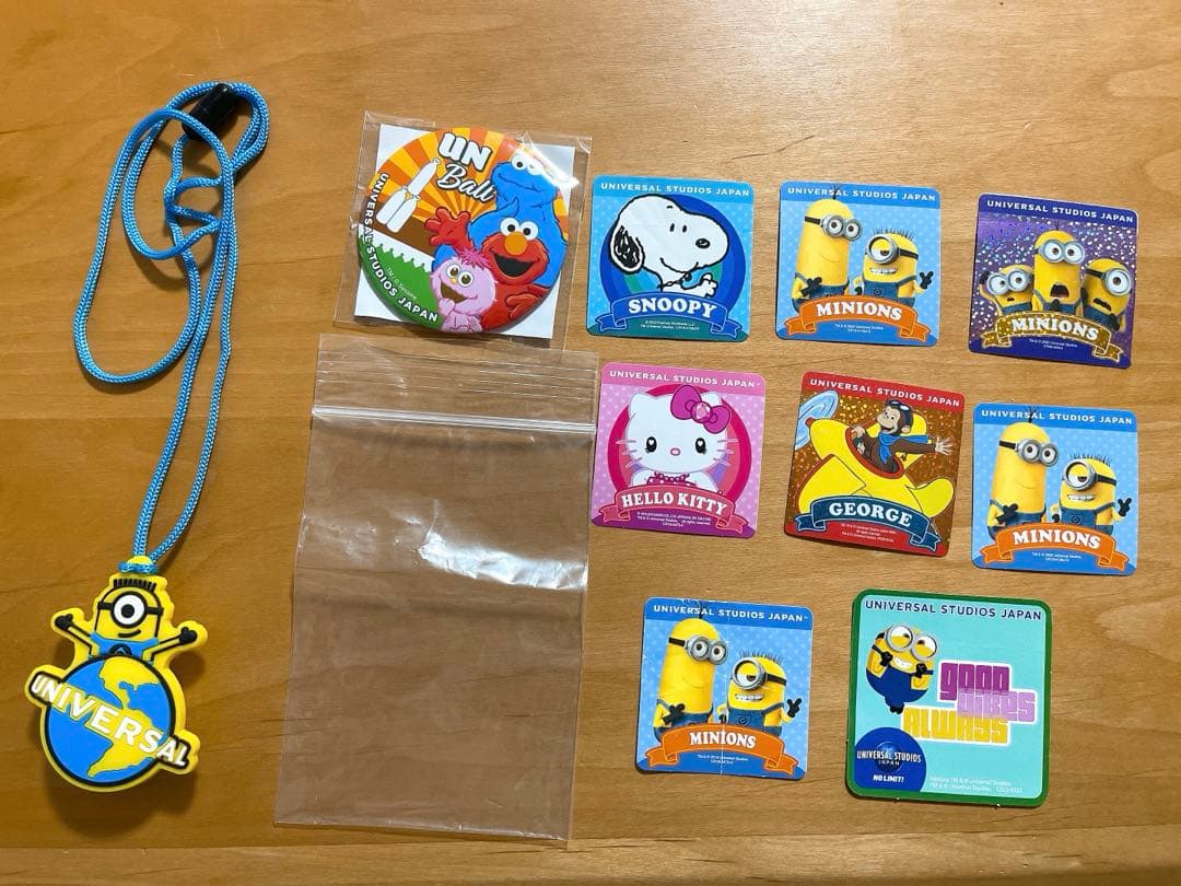 ユニバ ミニオン ピカピカ チャーム ライト ペンダント 光る 缶バッジ シール