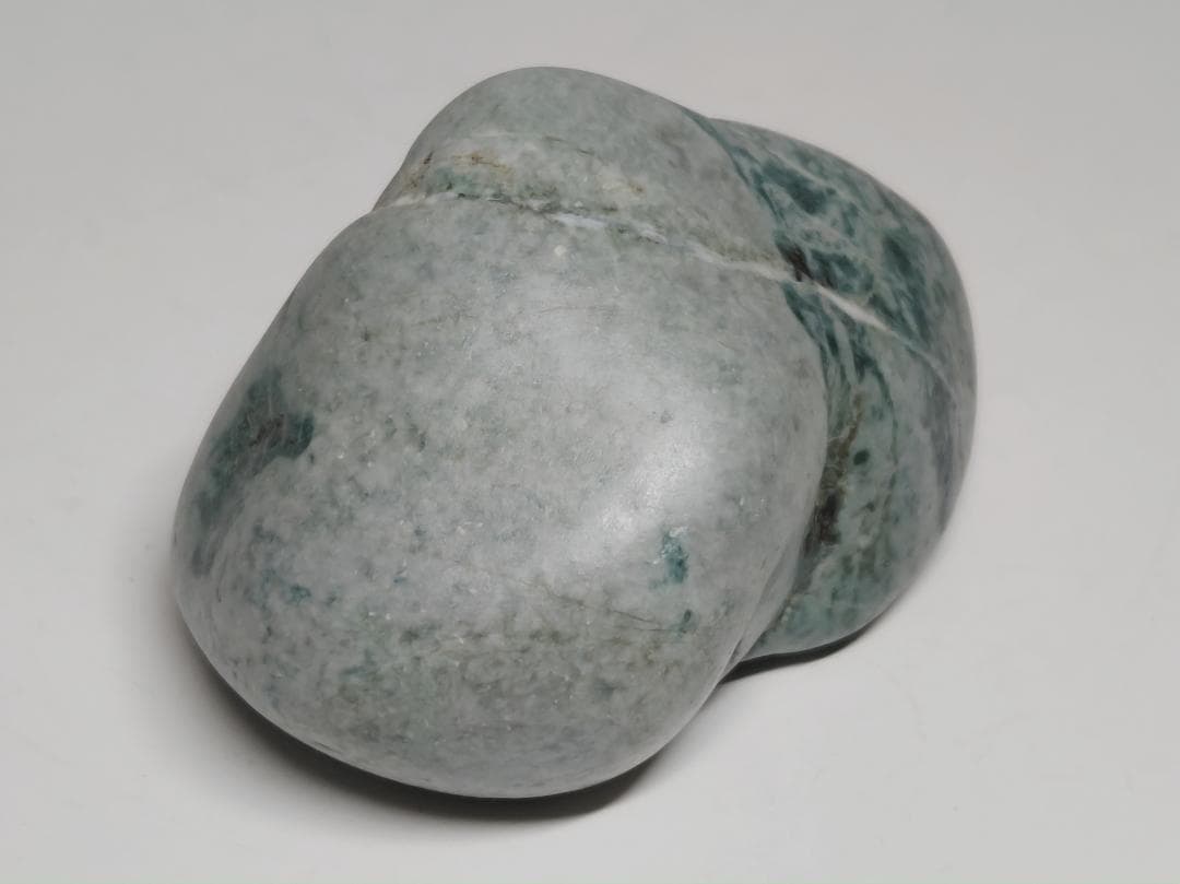 糸魚川① 翡翠 158g ヒスイ 原石 鑑賞石 自然石 誕生石 鉱物 鉱石 水石