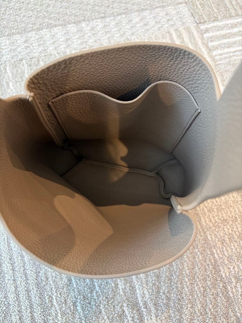 Aeta グレーベージュ レザー ショルダーバッグ