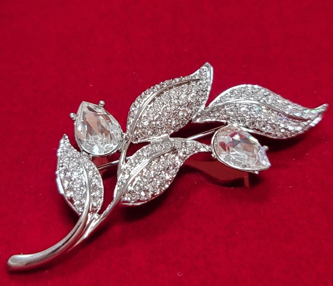 ヴァンドームブティック　曲線の美しいブローチ　葉