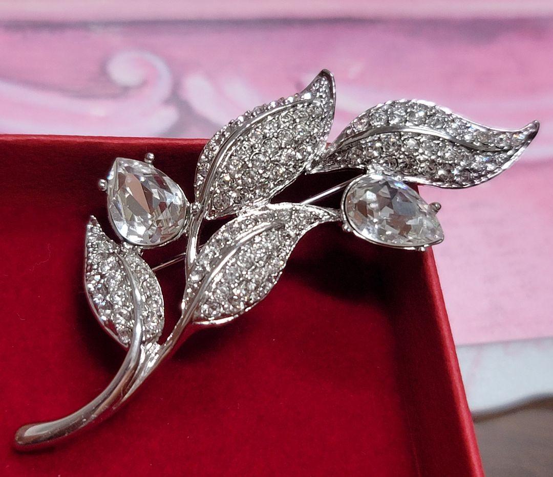 ヴァンドームブティック　曲線の美しいブローチ　葉