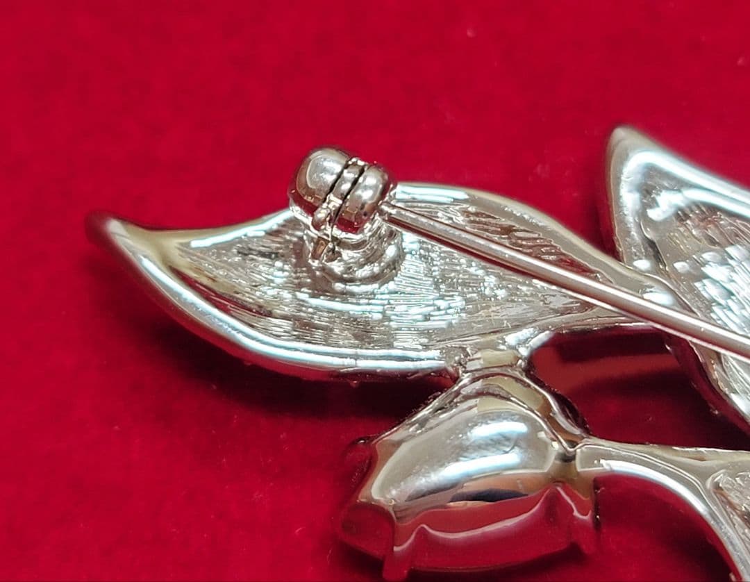 ヴァンドームブティック　曲線の美しいブローチ　葉