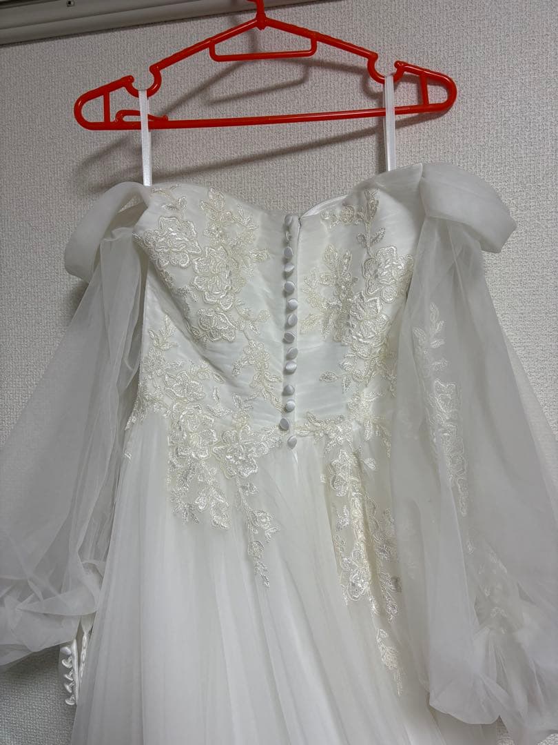 オフショルダー　刺繍ホワイト　ウェディングドレス　2way