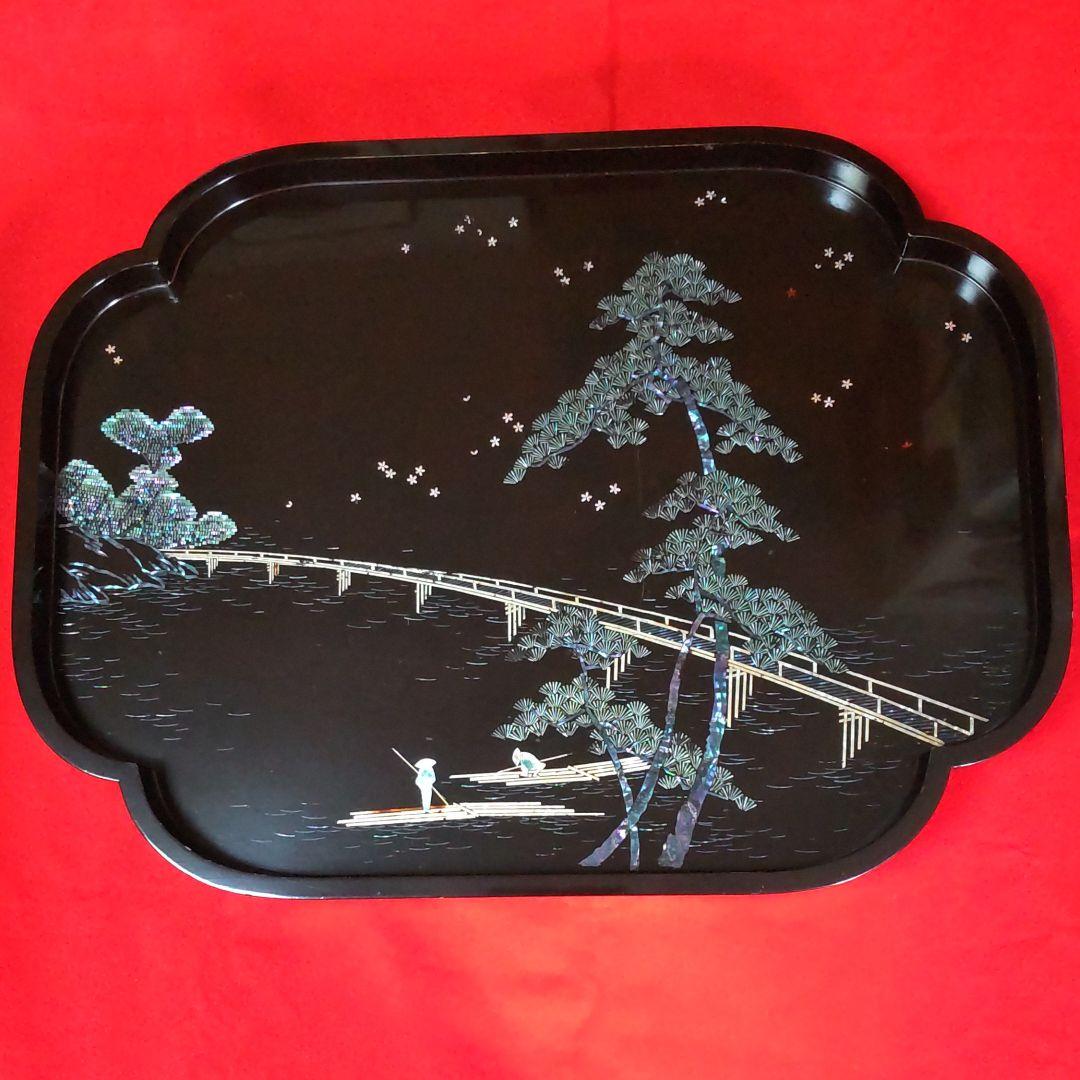 江戸時代、螺鈿蝋色嵐山渡月橋図脚付き広蓋。