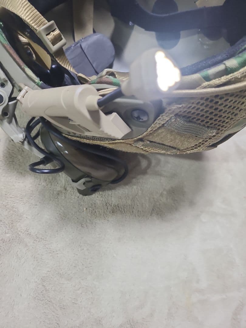 タクティカルヘルメット マルチカム ストロボ・サイドライト・ダミーイヤーマフ付き