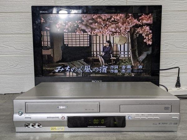 TOSHIBA 東芝 SD-V700 VHSビデオデッキ一体型DVDプレーヤー