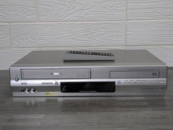 TOSHIBA 東芝 SD-V700 VHSビデオデッキ一体型DVDプレーヤー
