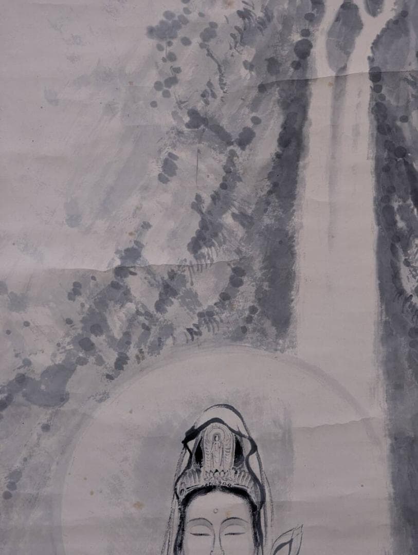 【真作】掛軸　観音菩薩図　慈悲の微笑　岩上の慈悲　静謐な祈り　共箱入　T167