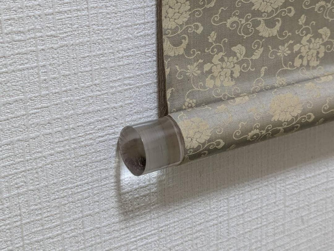 【真作】掛軸　観音菩薩図　慈悲の微笑　岩上の慈悲　静謐な祈り　共箱入　T167