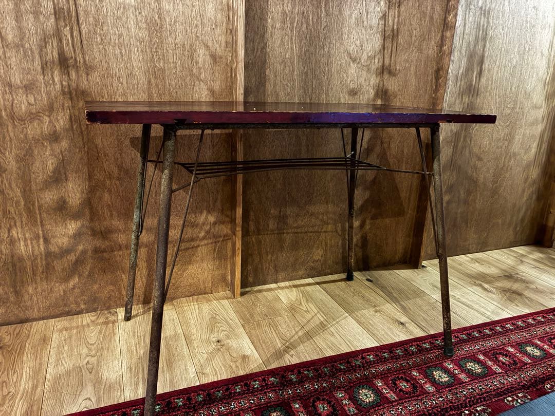 ダークレッドテーブル