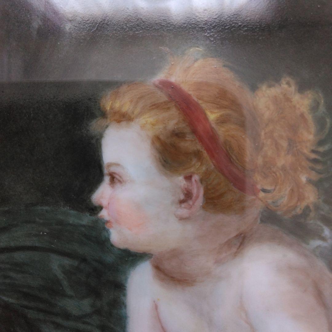 はだかの少女と見守る母