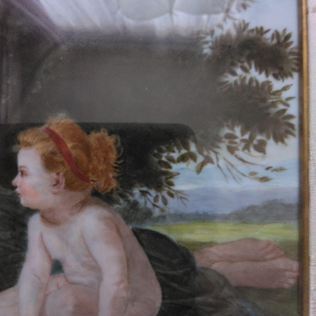 はだかの少女と見守る母