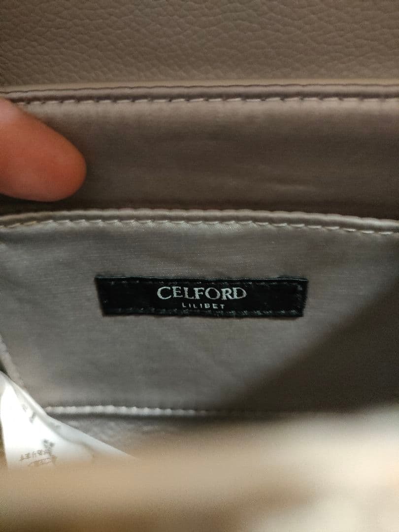 【新品未使用】セルフォードリュタンビジュスタッズポシェット