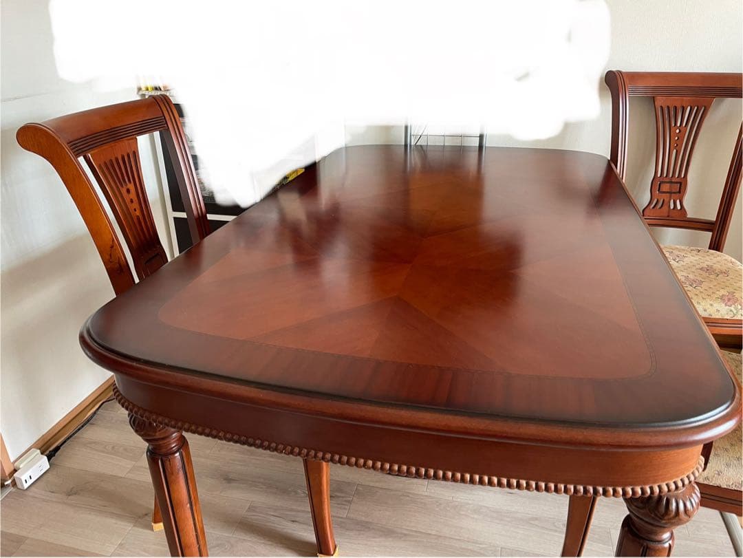 ま*ん様 アンティーク調ダイニングテーブル➕椅子