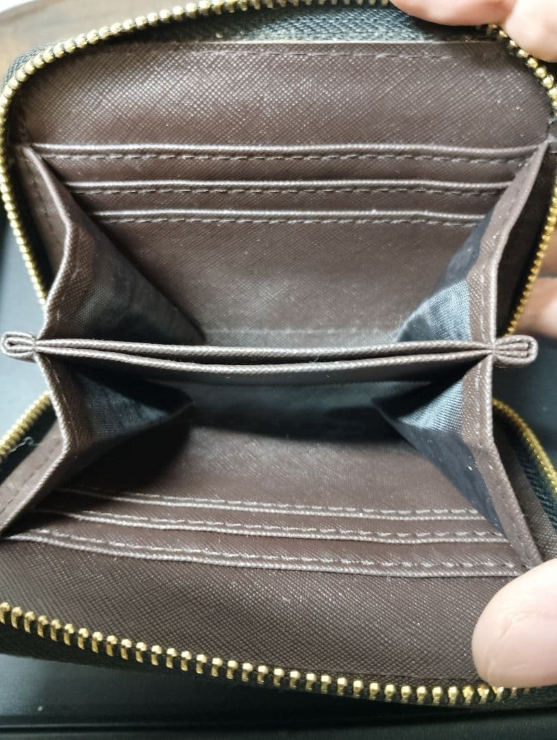 正規店PRADA ブラックナイロン 二つ折り財布