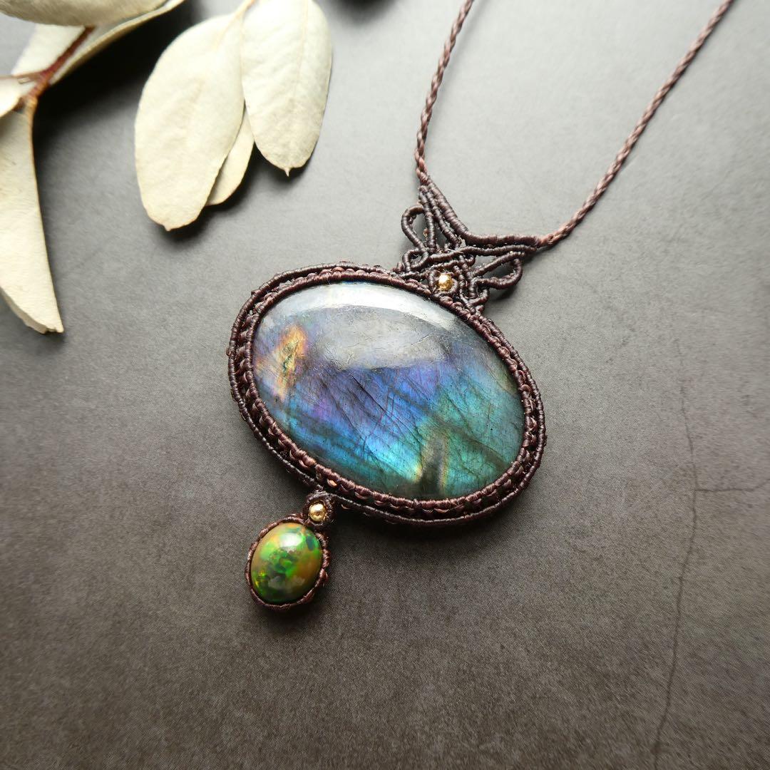 さい　レインボーラブラドライトとブラックオパールのマクラメネックレス