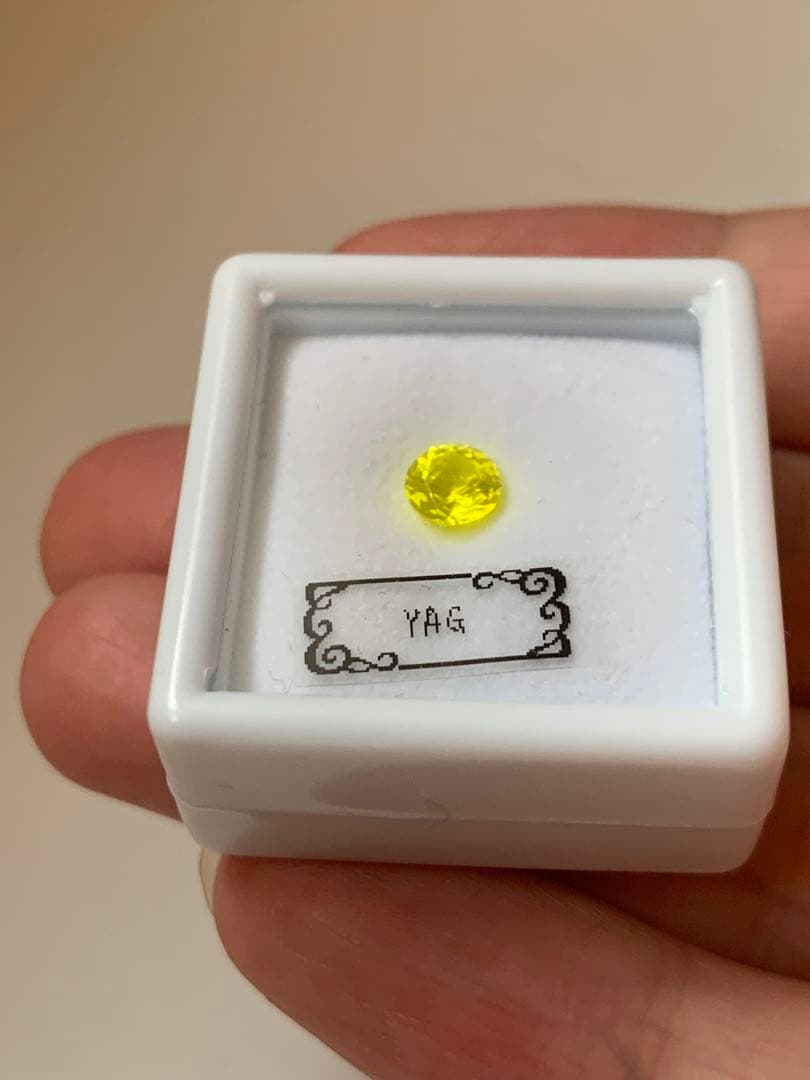 YAG ヤグ　イットリウムアルミニウムガーネット　ルース　ダイヤ　蛍光鉱物　根付