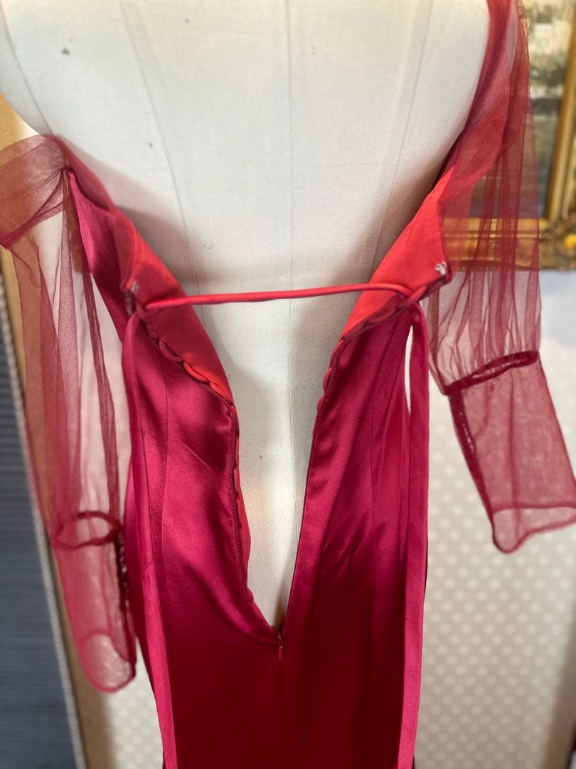 赤 サテン マーメイドラインドレス 透け感のある長袖 ビーズ付き