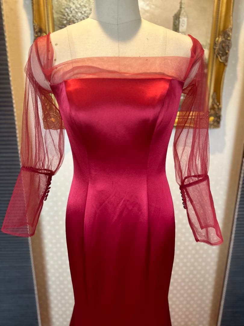 赤 サテン マーメイドラインドレス 透け感のある長袖 ビーズ付き