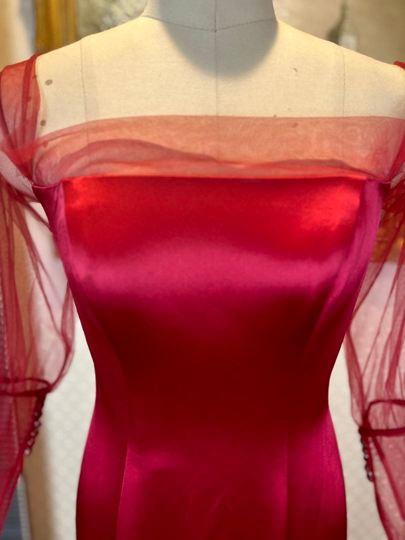 赤 サテン マーメイドラインドレス 透け感のある長袖 ビーズ付き