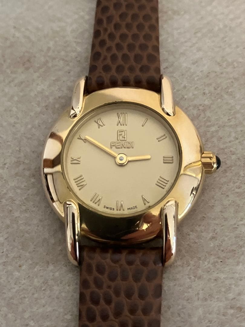 値下げ 稼働★FENDI ゴールド レディースQZ腕時計 電池、革ベルト新品