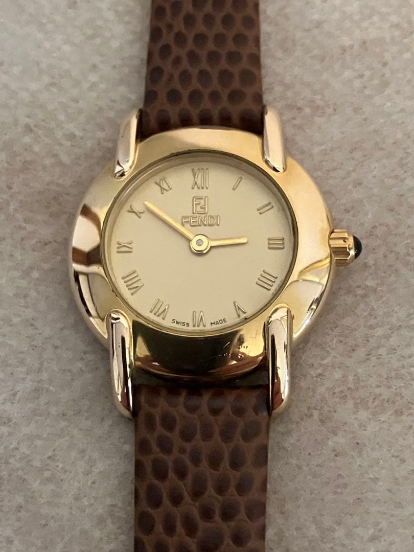 値下げ 稼働★FENDI ゴールド レディースQZ腕時計 電池、革ベルト新品