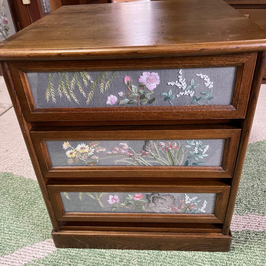 戸塚刺繍作品　木製花柄3段引き出し