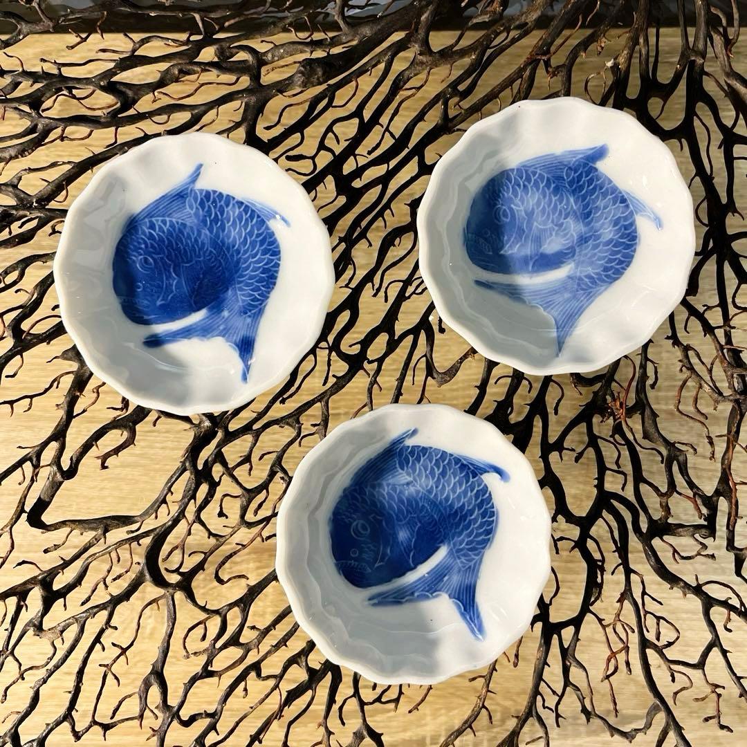 骨董　古伊万里　瀬戸　白磁　染付　波フチ　希少　陽刻　めで鯛　手塩皿　豆皿　３客