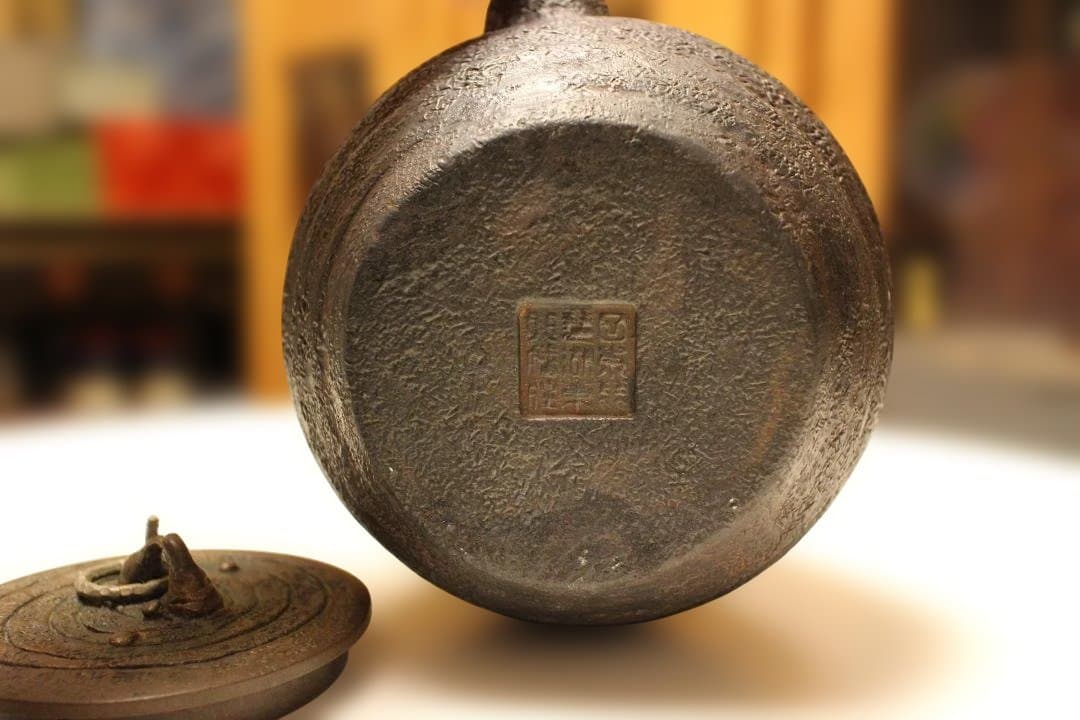 整*屋様 古鉄瓶　小振り亀文堂芋頭鉄瓶　希少品　水漏れなし・状態良好