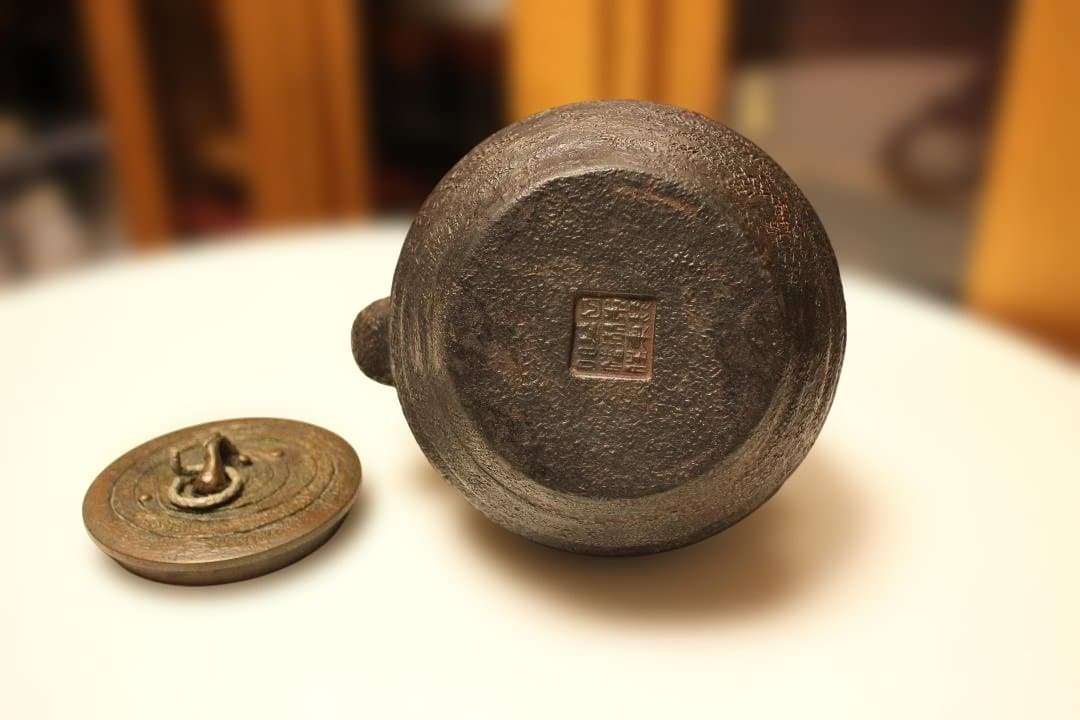 整*屋様 古鉄瓶　小振り亀文堂芋頭鉄瓶　希少品　水漏れなし・状態良好