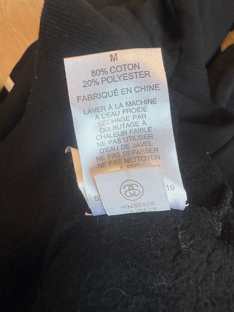 ストゥーシーStüssy ブラック パーカー M