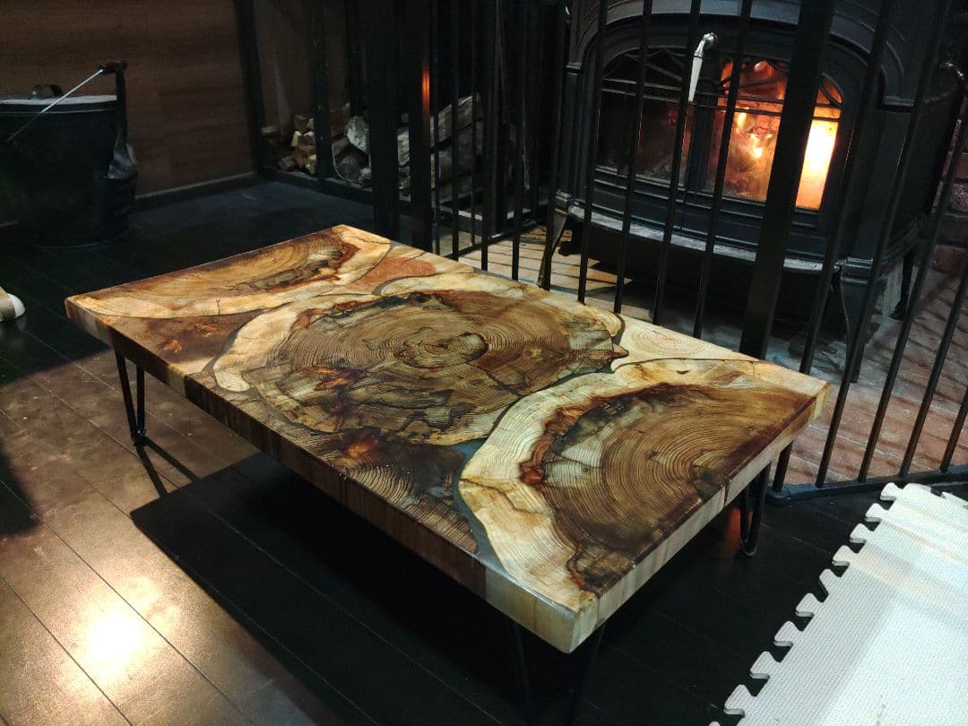 杉の輪切りのレジンテーブル　ローテーブル