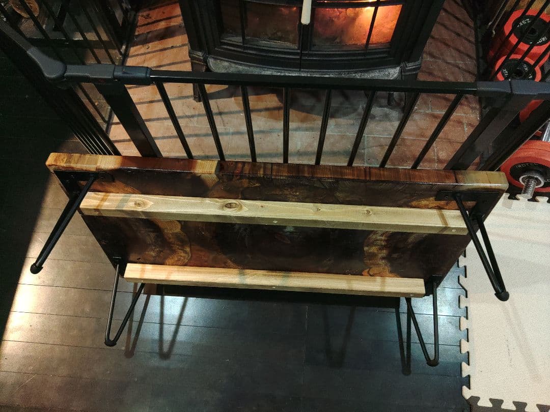 杉の輪切りのレジンテーブル　ローテーブル