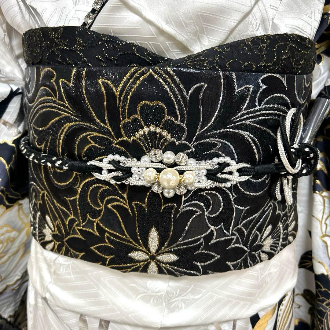白地に黒のゴージャス薔薇の振袖フルセット