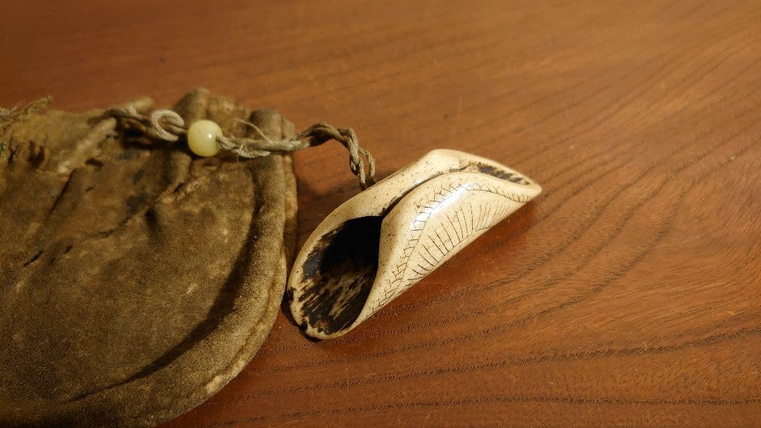 根付　時代根付　江戸硝子　江戸ガラス　提げ物　角　角細工　アンティーク根付　１客