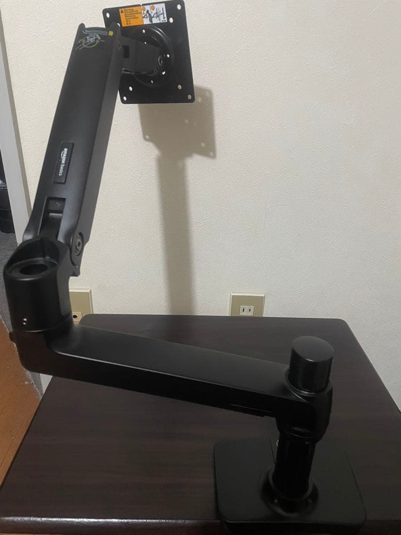 Amazonベーシック モニターアーム（エルゴトロンLX OEM品）です。