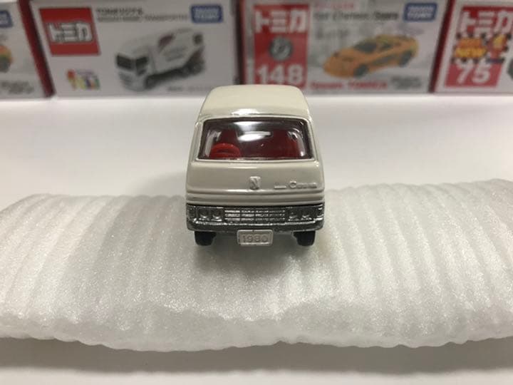 黒箱トミカ　ニッサン　キャラバン　ハイルーフ　バン　日本製