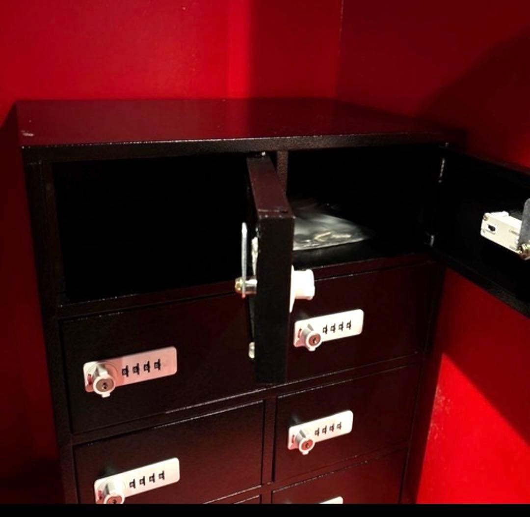 貴重品入れ　スチールロッカー　ダイヤルロック　8人用