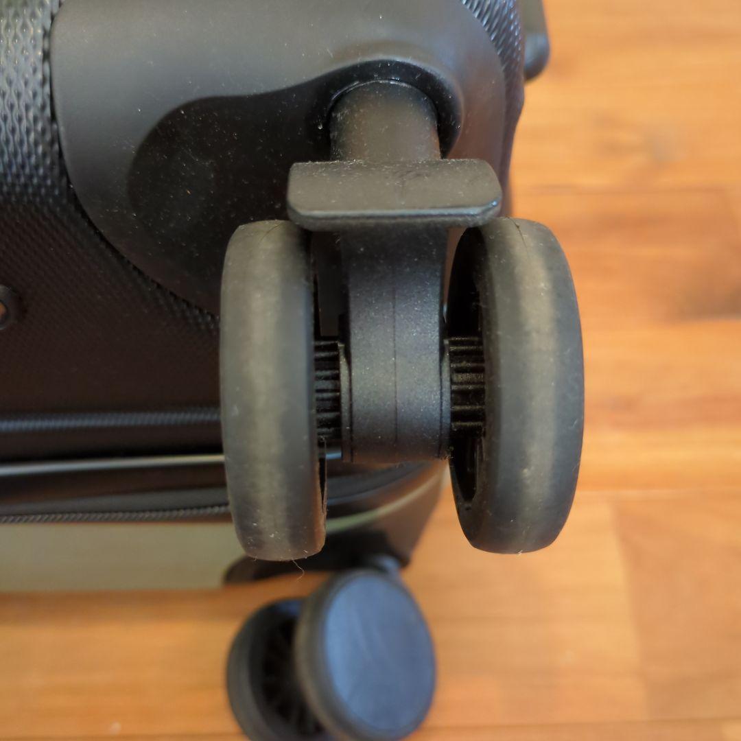 UNDEFEATED 小型キャリーケース スーツケース　緑×黒 機内持込 TSA