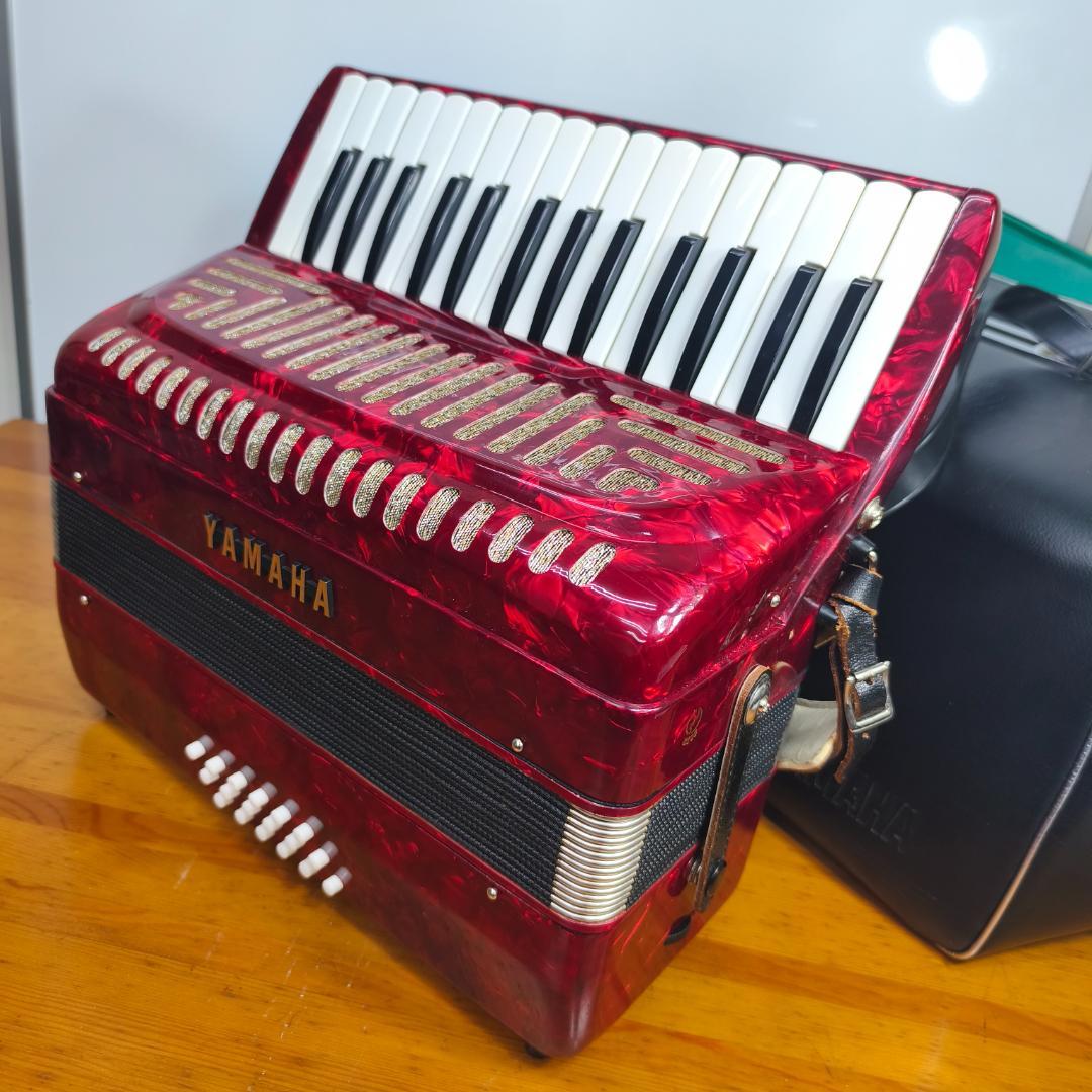 YAMAHA ヤマハ アコーディオン 8905 ケース付　赤
