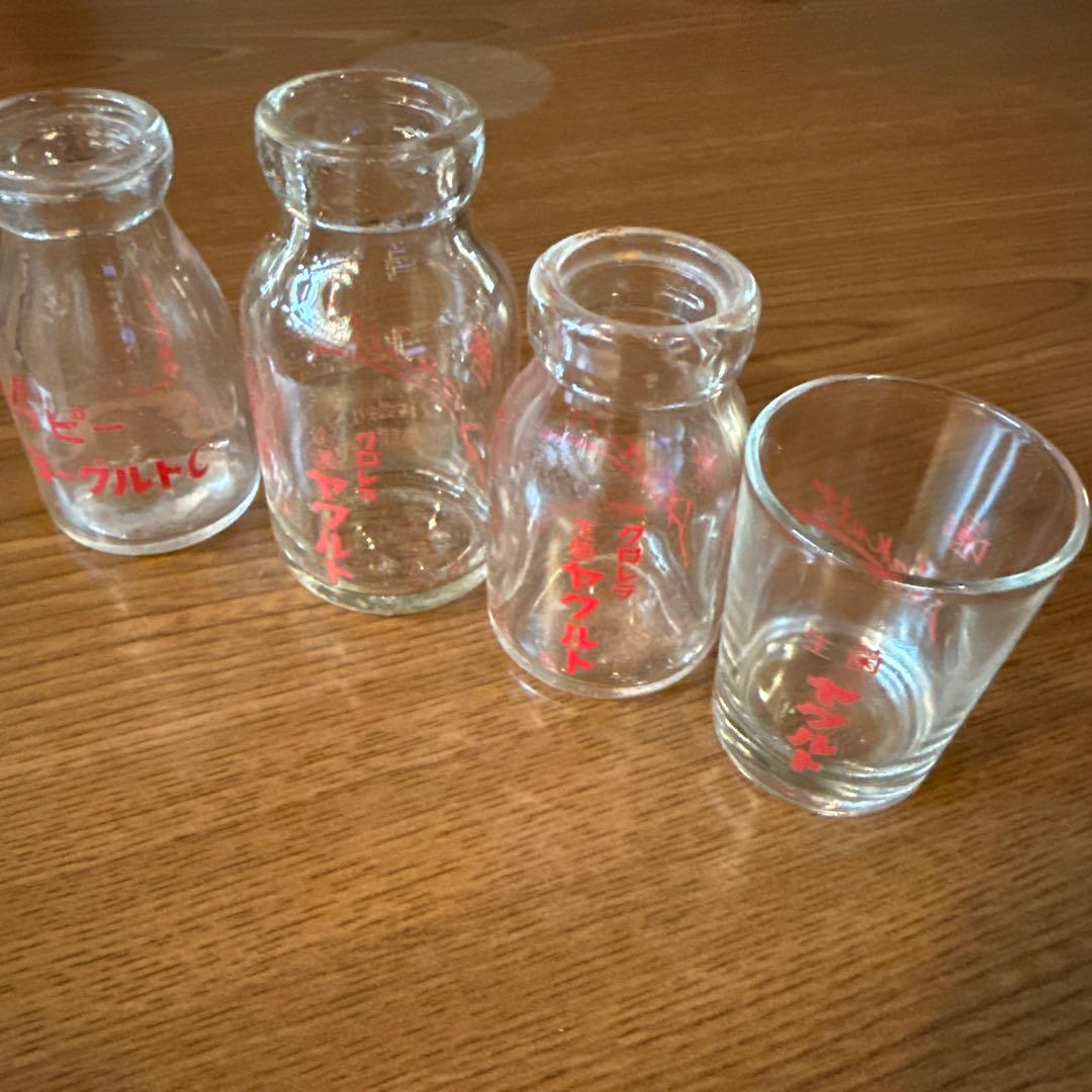 レトロ　ヤクルト　コップ　瓶二本と会津ハッピーヨーグルト瓶　古いガラス容器