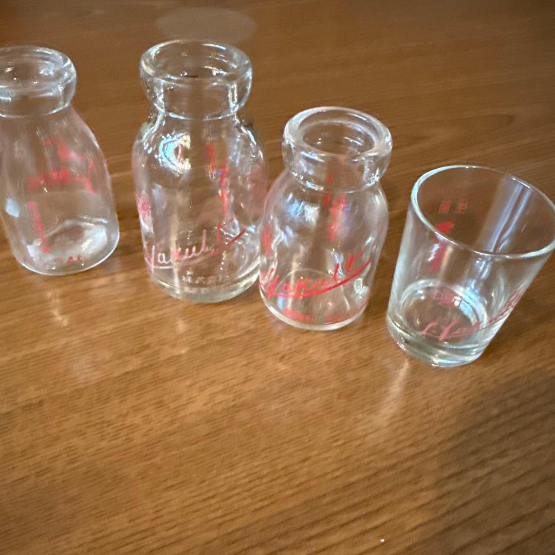 レトロ　ヤクルト　コップ　瓶二本と会津ハッピーヨーグルト瓶　古いガラス容器