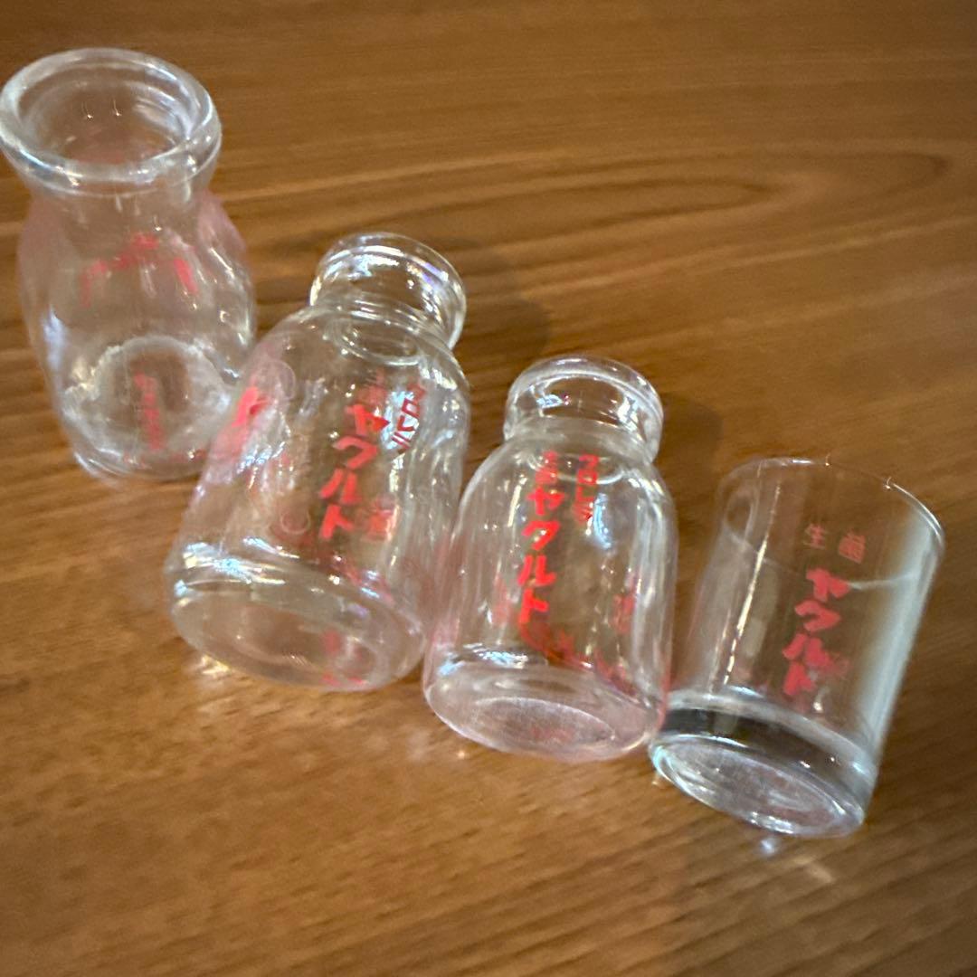 レトロ　ヤクルト　コップ　瓶二本と会津ハッピーヨーグルト瓶　古いガラス容器