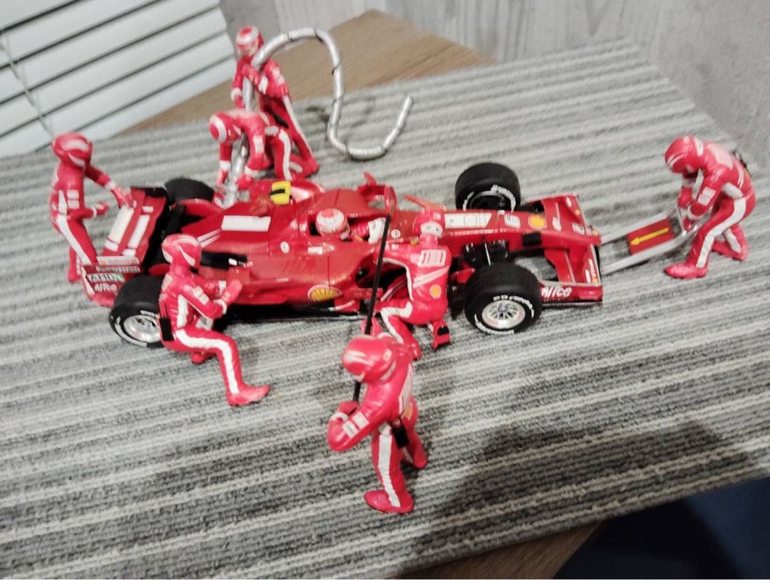 Ferrari F1 ピットクルーフィギュア ミニカーセット