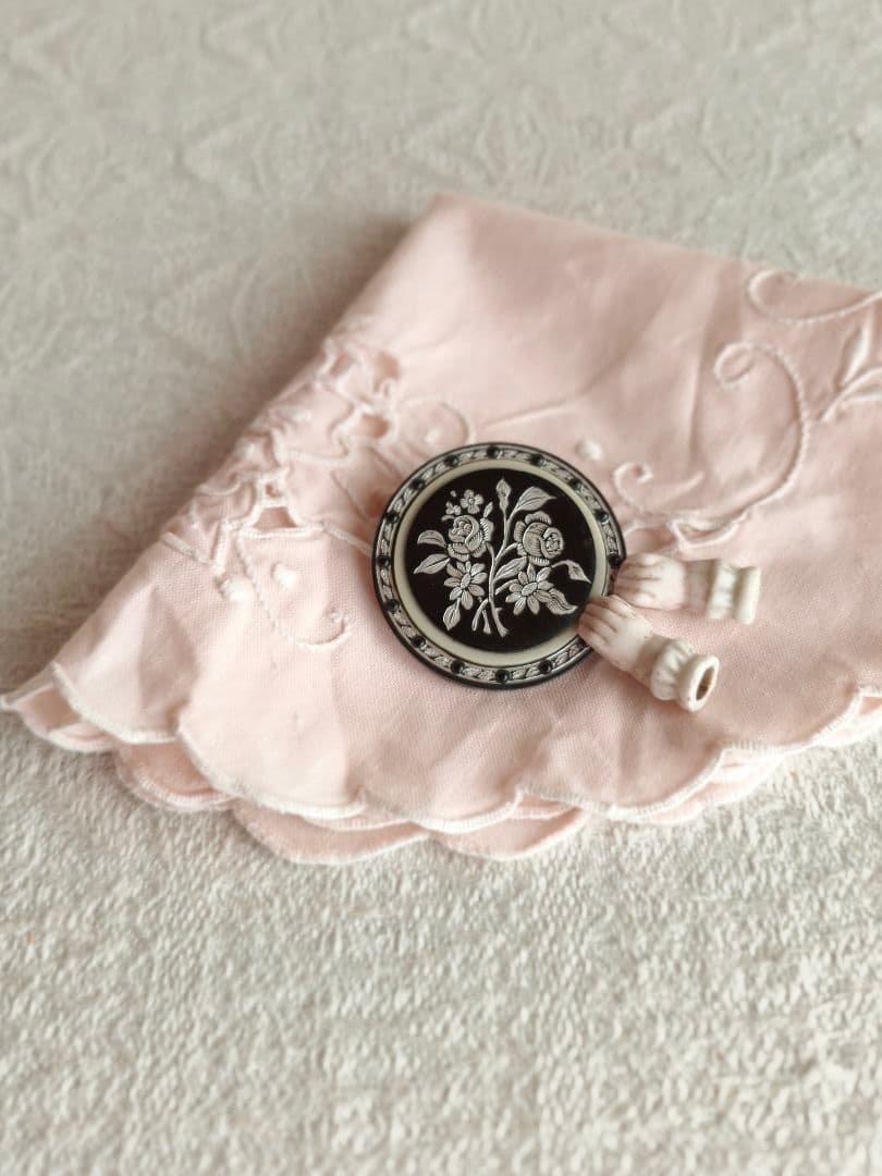 * vintage brooch ❀ 彫り模様の美しい シックなお花 ブローチ