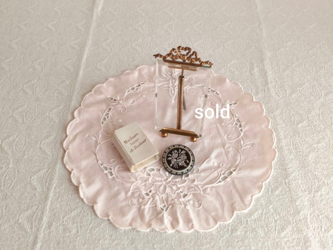 * vintage brooch ❀ 彫り模様の美しい シックなお花 ブローチ