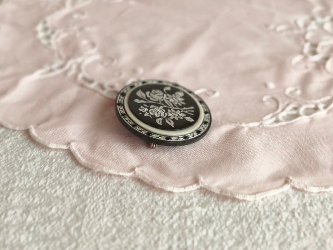 * vintage brooch ❀ 彫り模様の美しい シックなお花 ブローチ