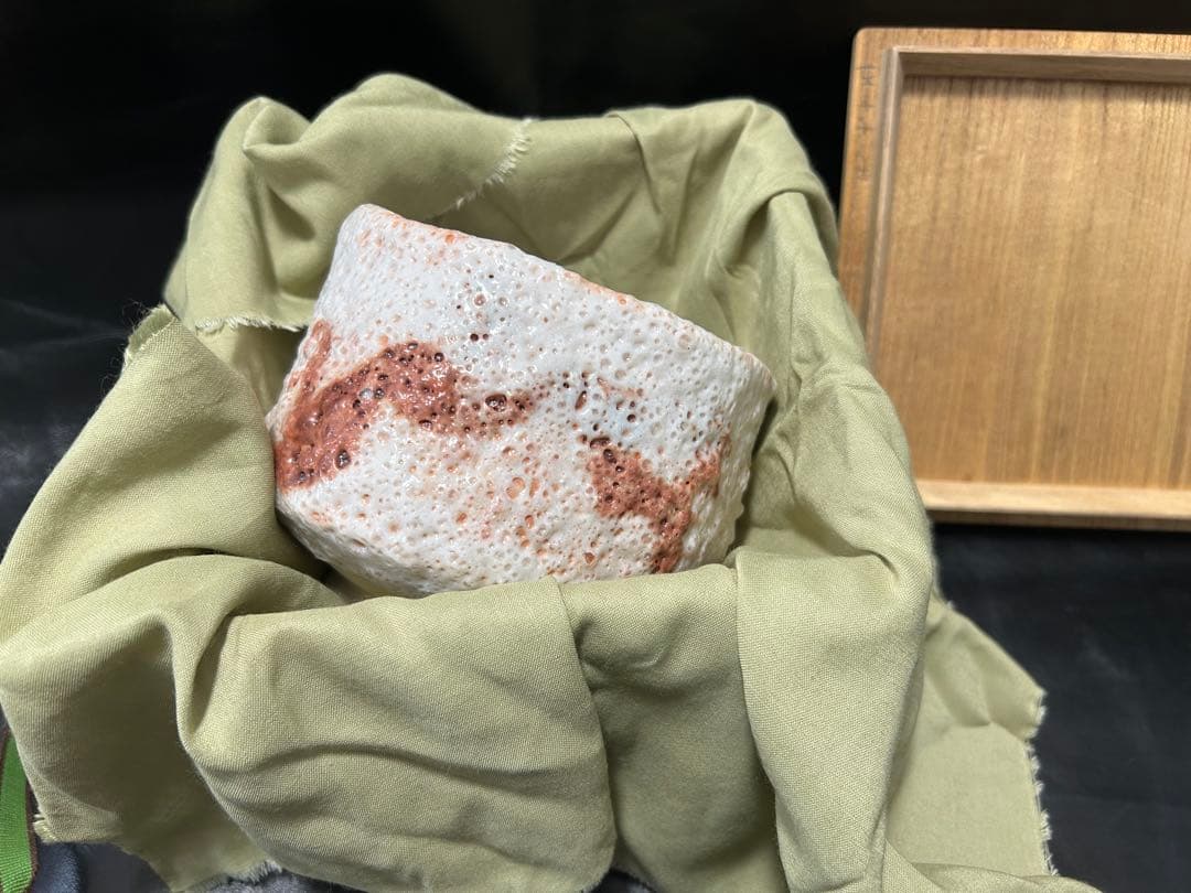 究極の美◾️蔵から桐箱に入った美しい蛇？が描かれた志野焼の抹茶茶碗が出て来ました