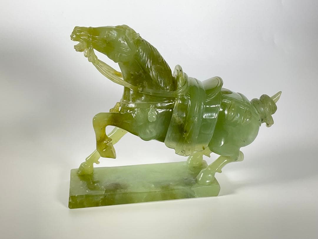 中国美術　砡製　玉石　翡翠　馬　彫刻　台座付　置物　幅約28cm