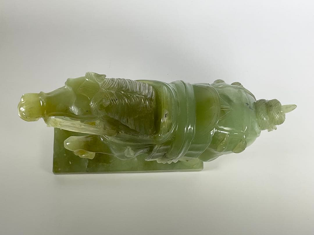中国美術　砡製　玉石　翡翠　馬　彫刻　台座付　置物　幅約28cm
